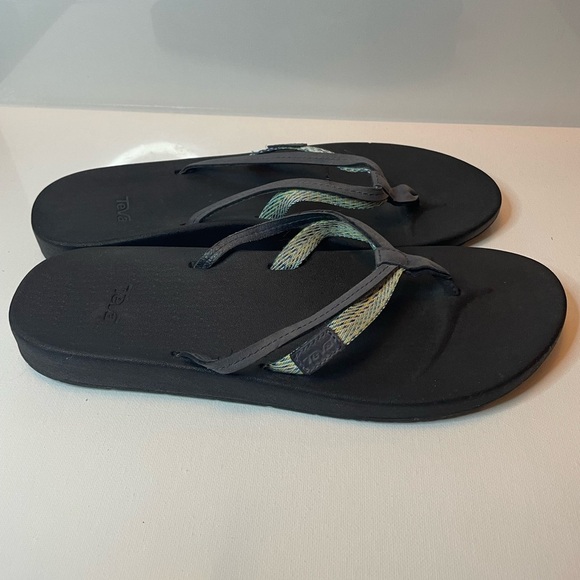 Teva Black Sandals with Green Highlights size 9 women’s EUC - Picture 1 of 6